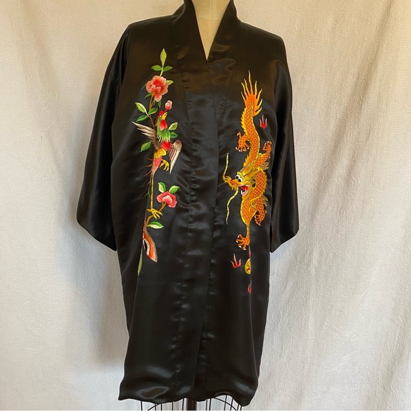 Vtg silk and silk lined hand embroidered  black Kimono. EUC Unisex - Picture 7 of 12
